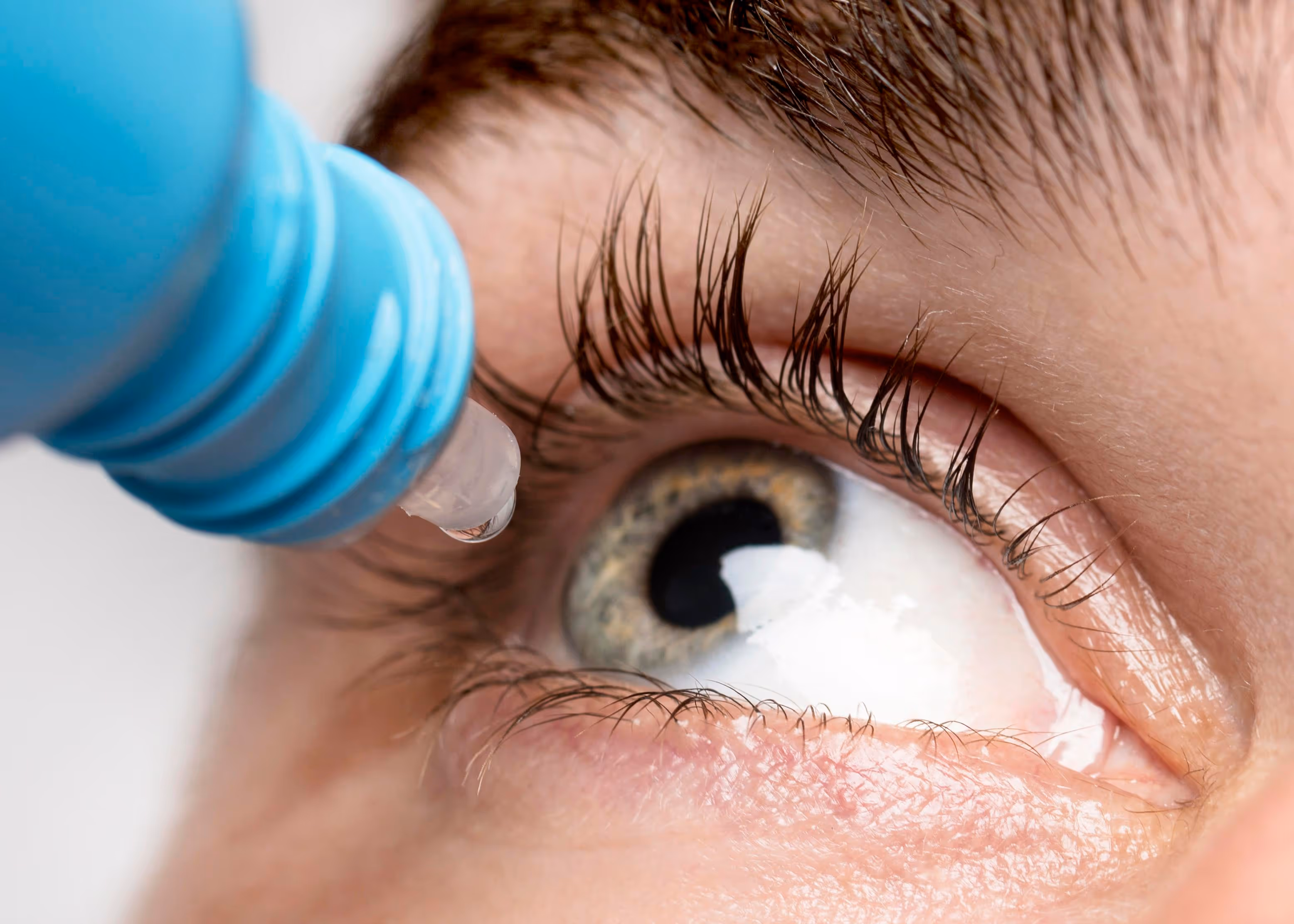 Aplicación de gotas para los ojos en Óptica Ferao Murcia