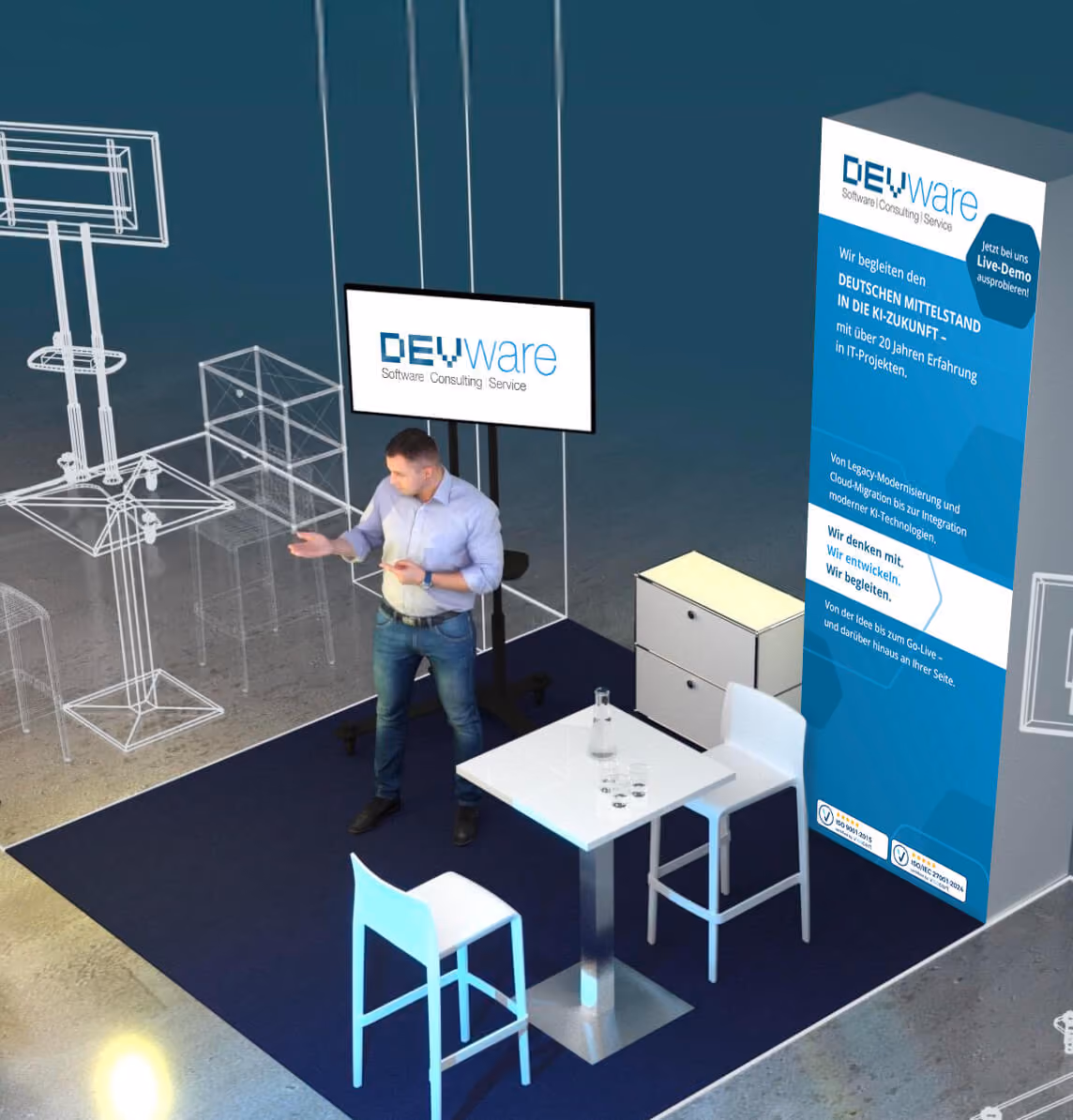 Messestand mit blauem Teppich, zwei weißen Barhockern, kleinem Tisch mit Wasserflasche und Gläsern, Mann spricht und ein Bildschirm zeigt das Devware-Logo.