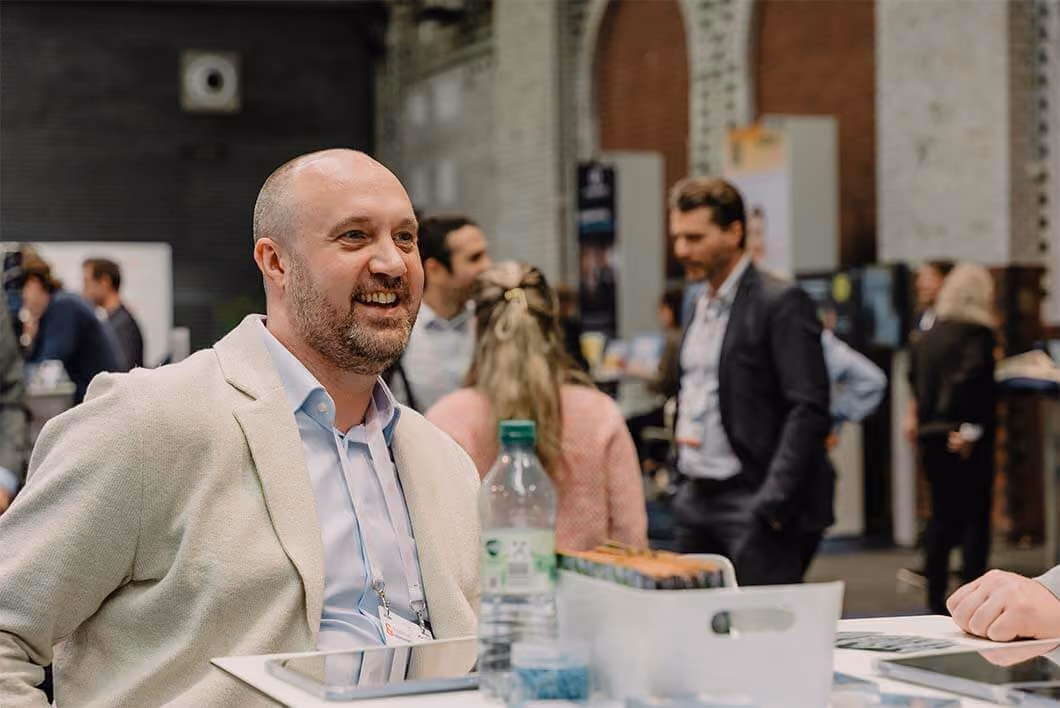 Austausch am Devware Stand beim Zukunftstag Mittelstand