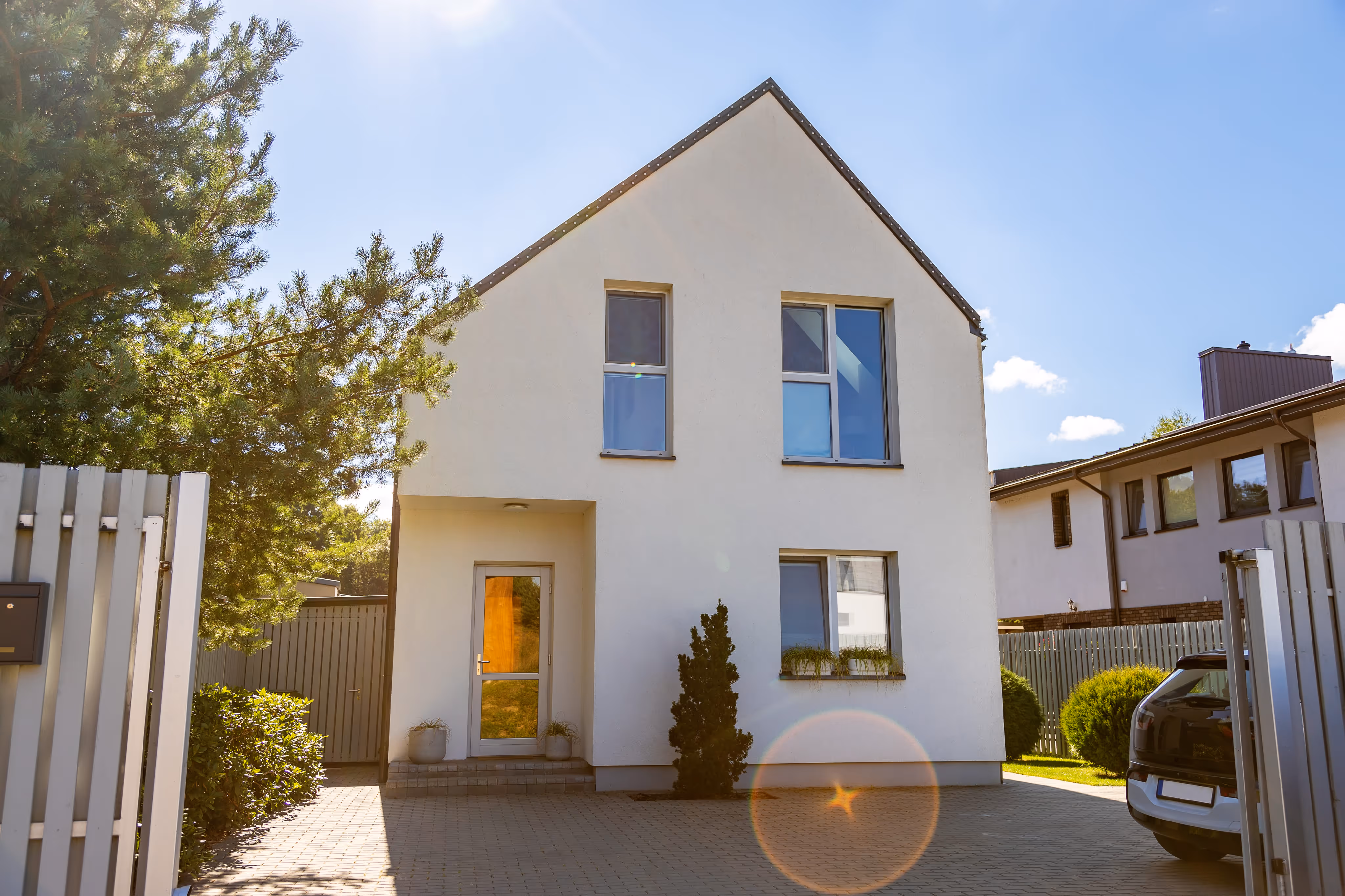 Maison contemporaine avec isolation thermique et fenêtres performantes - éligible aux aides MaPrimeRénov' 2025