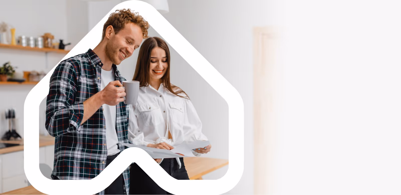 Couple satisfait dans leur cuisine rénovée après accompagnement VDM Renov pour leur projet de rénovation énergétique