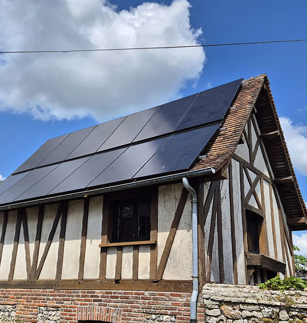 Maison normande avec panneaux photovoltaique sur le toit
