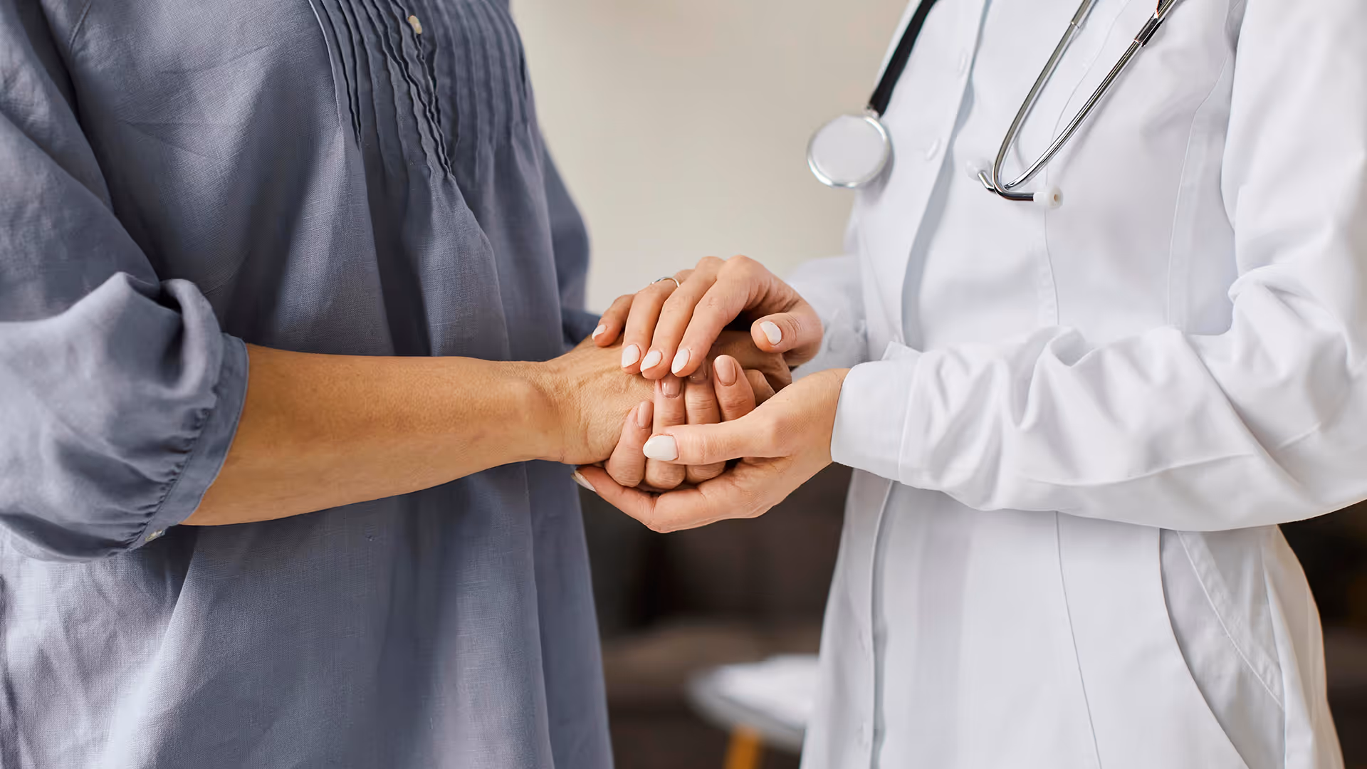 Hausarztpraxis & Hausärzte in Leimen aesthetik hautbehandlungen IGL Leistungen Doktor hält die Hand der Patientin