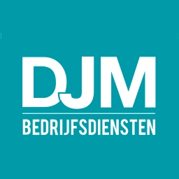 Een blauwe achtergrond met witte tekst erop 'DJM Bedrijfsdiensten'. Dit is het logo van DJM Bedrijfsdiensten.