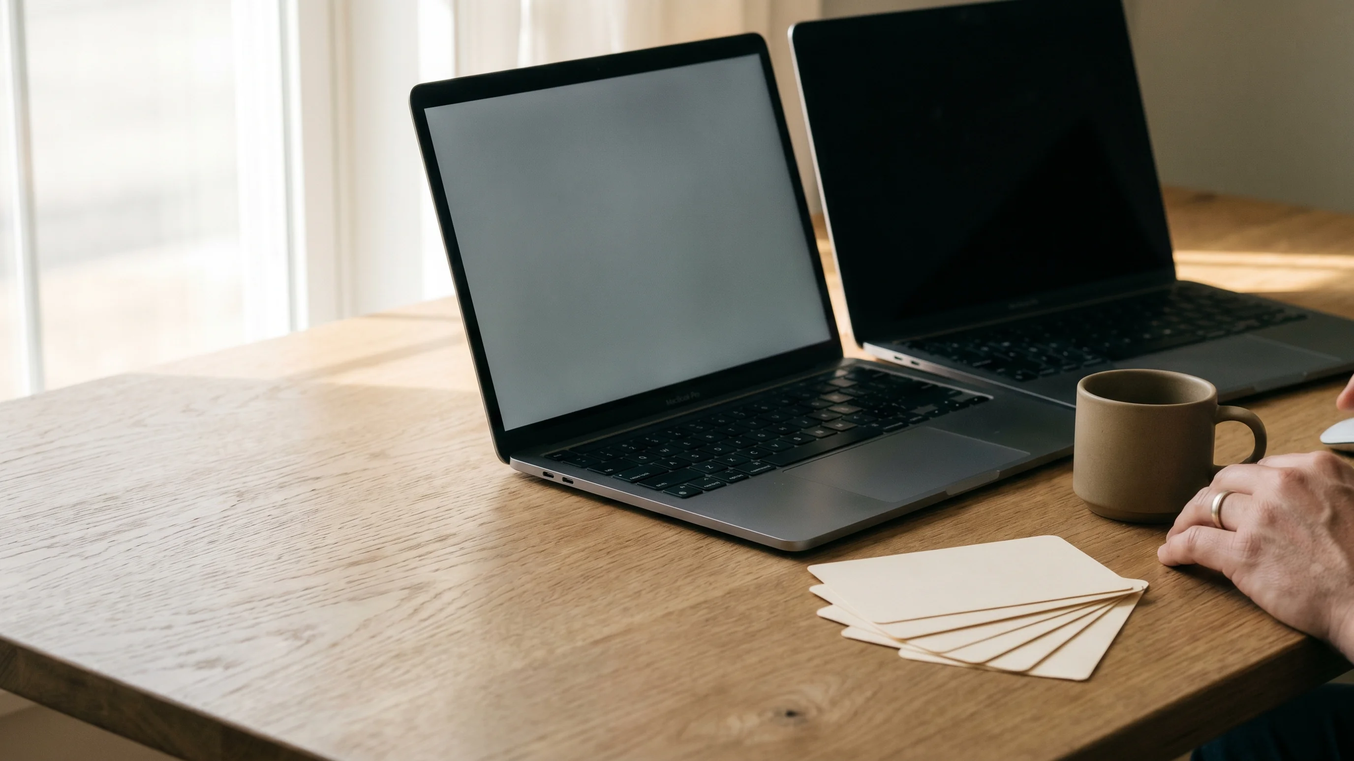 Twee laptops naast elkaar op eiken bureau – vergelijking van de beste gratis websitebouwers
