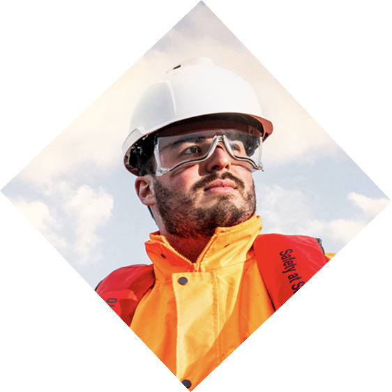Medewerker in oranje veiligheidskledij