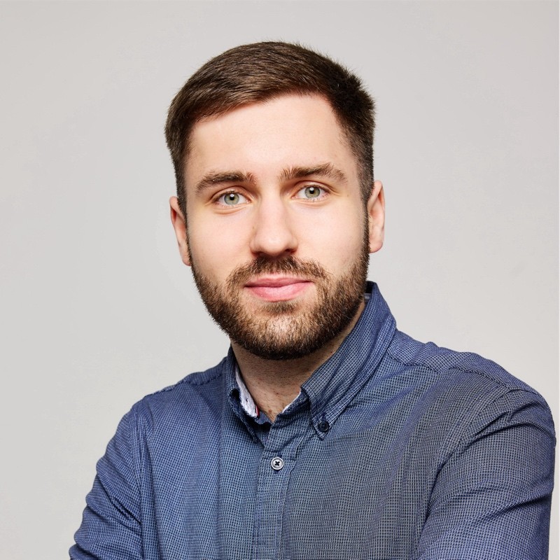 <subject>[headshot] image of customer (for a productivity tools business)</subject>