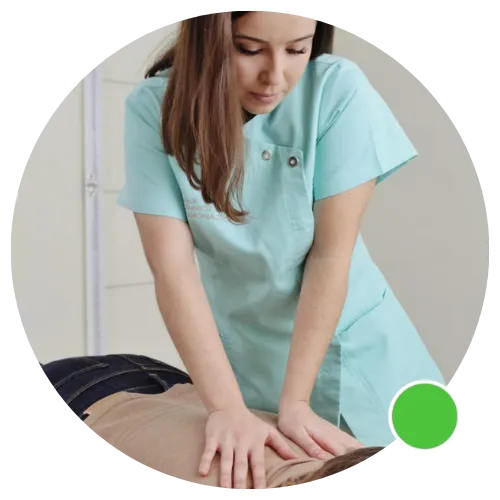 Terapeuta realiza masaje o quiropráctica en la espalda de una persona acostada.