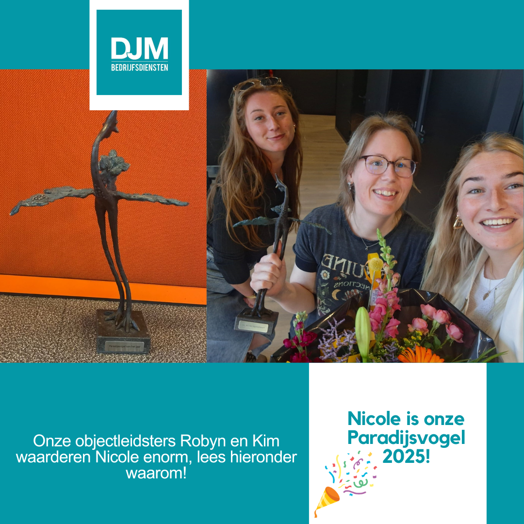 Nicole ontvangt de Paradijsvogel 2025-award van DJM Bedrijfsdiensten, uitgereikt door objectleidsters Robyn en Kim, als waardering voor haar inzet.