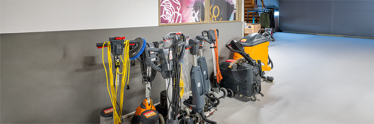 Specialistische reinigingsmachine van DJM verspreidt stoom tijdens een dieptereiniging van een vloer in een professionele omgeving.