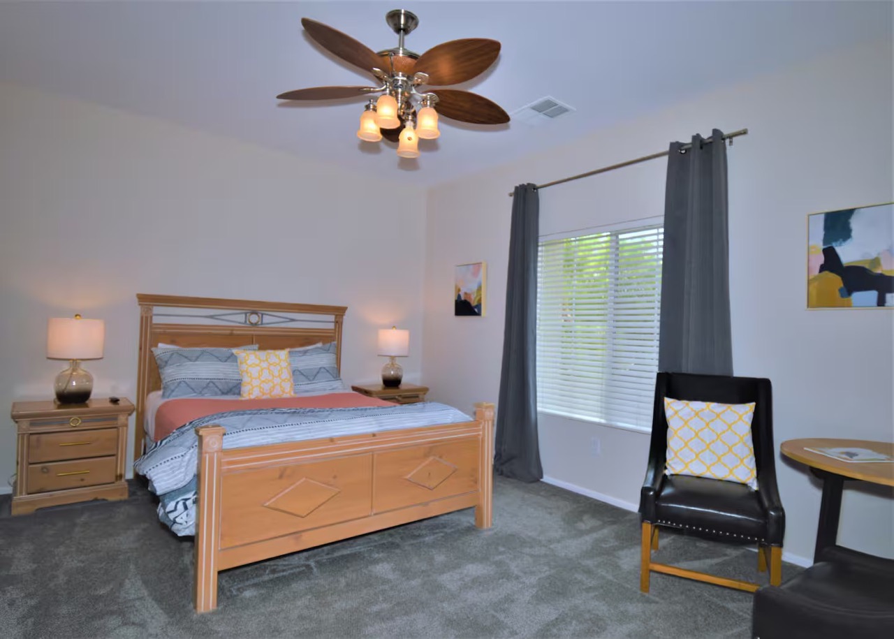 King sized bed in 4br palm springs vacation rental