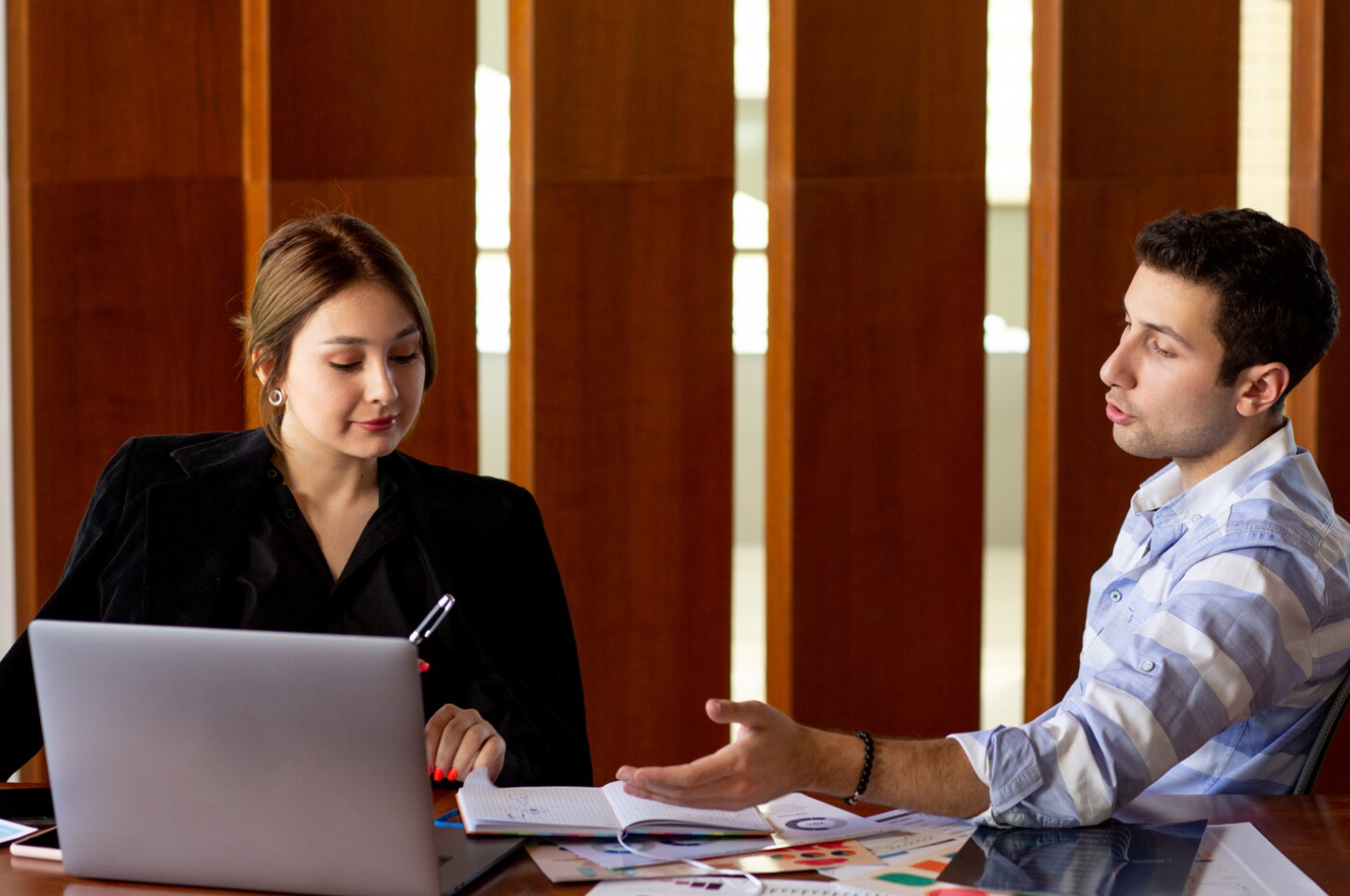 A man and woman discuss strategies for healthcare marketing that don’t compromise data privacy