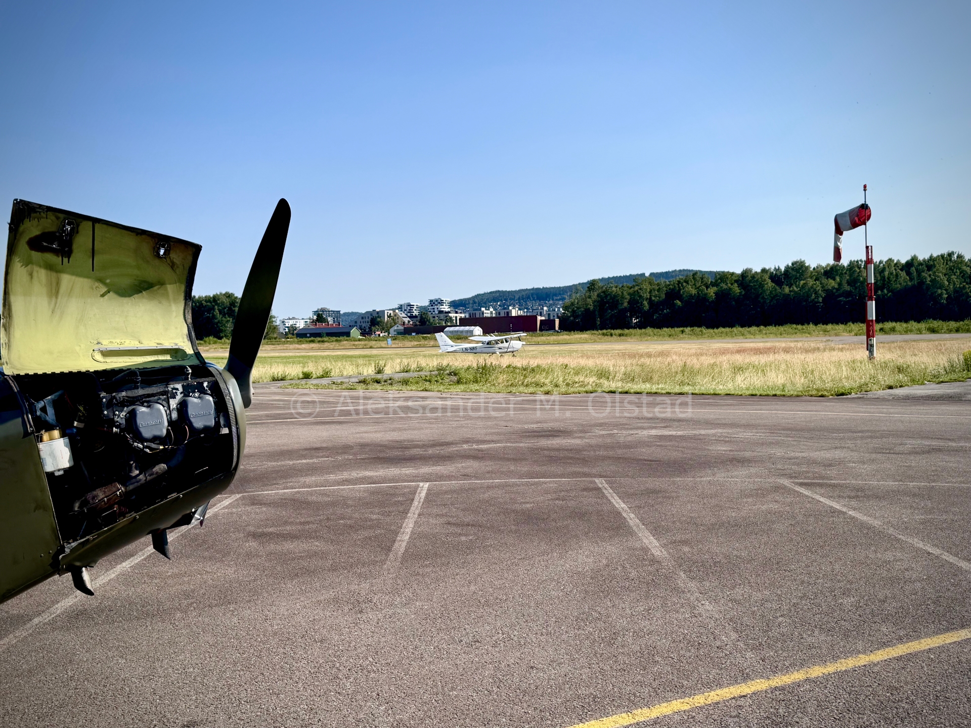 Cessna 172 LN-NRF under landing
