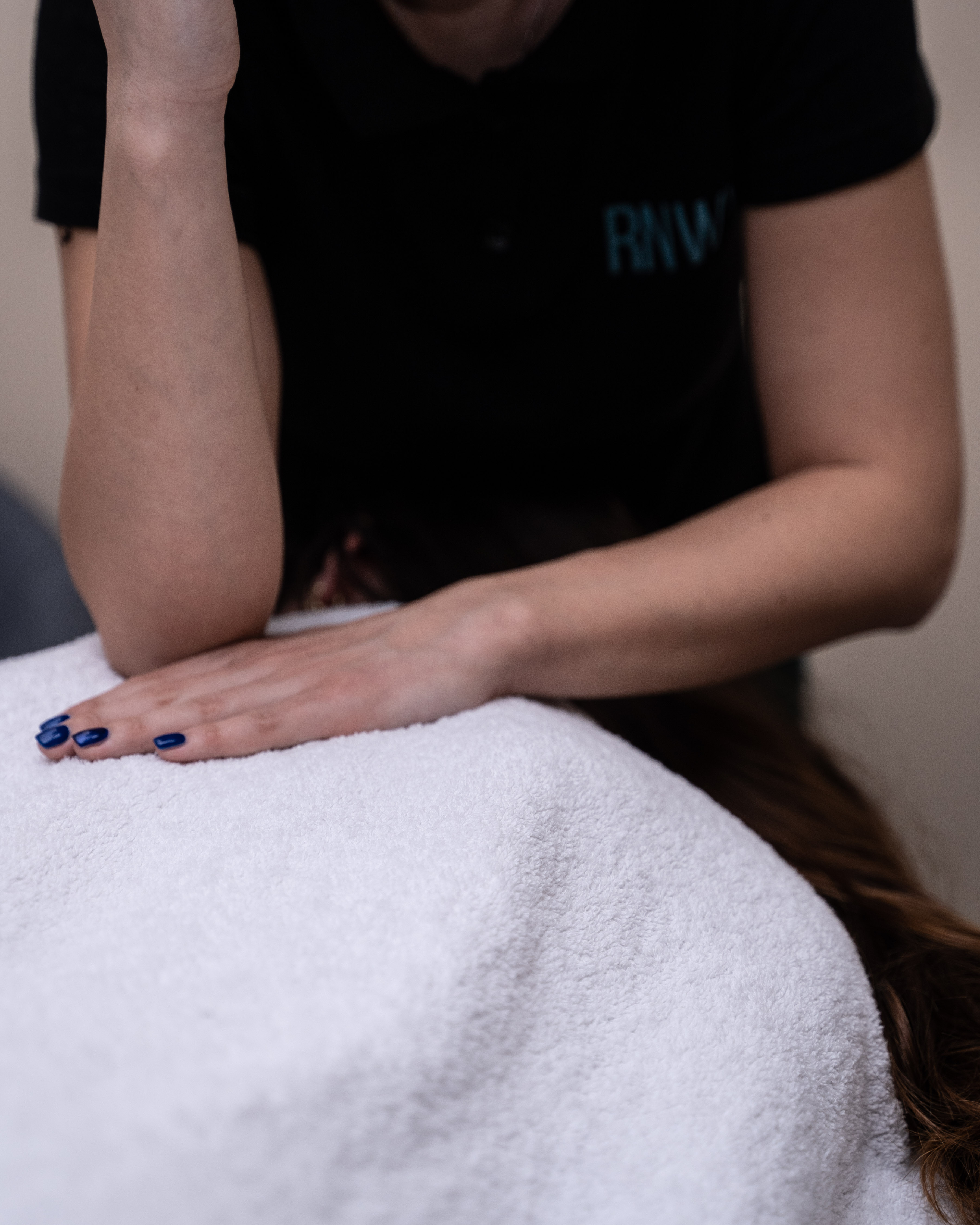 Terapeutska Masaža: Važnost, Koristi i Primena za Holističko Zdravlje