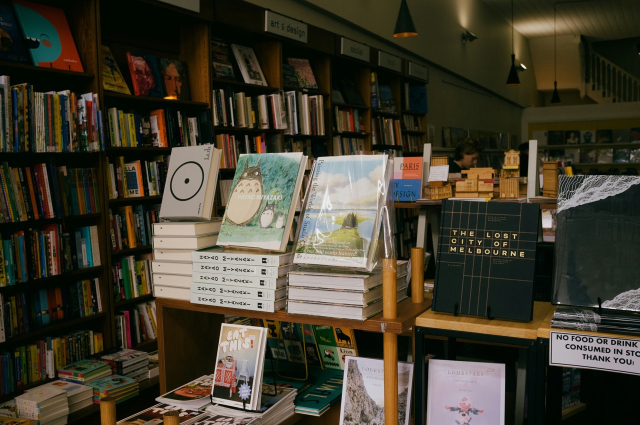 Bookstore front display photo by Nguyen Minh on Unsplash