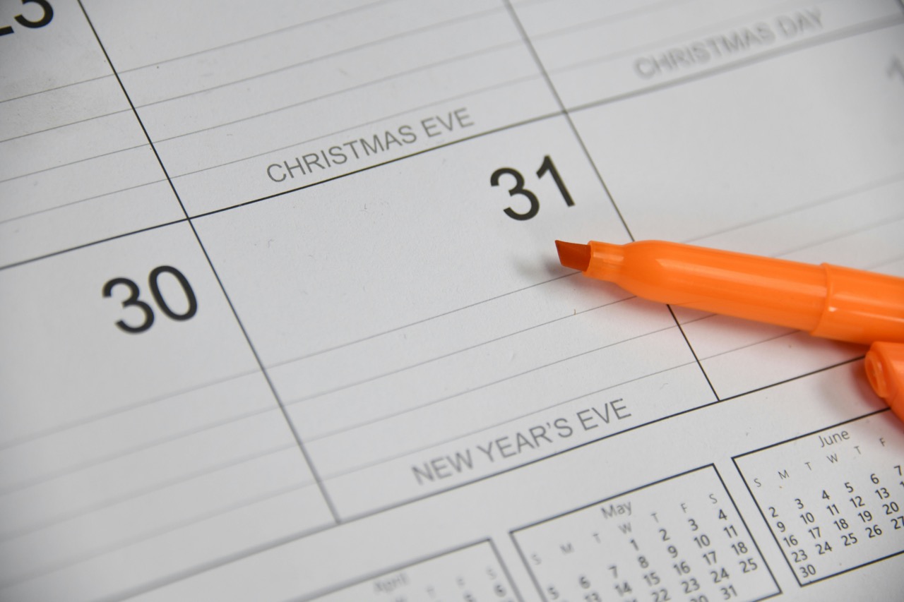 How To Set Up A Wall Calendar vs Desk Calendar For Printing