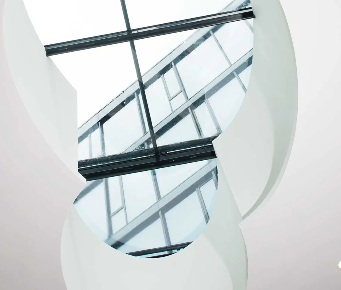 Blick durch ein Oberlicht, Gebäudefront im Hintergrund sichtbar.