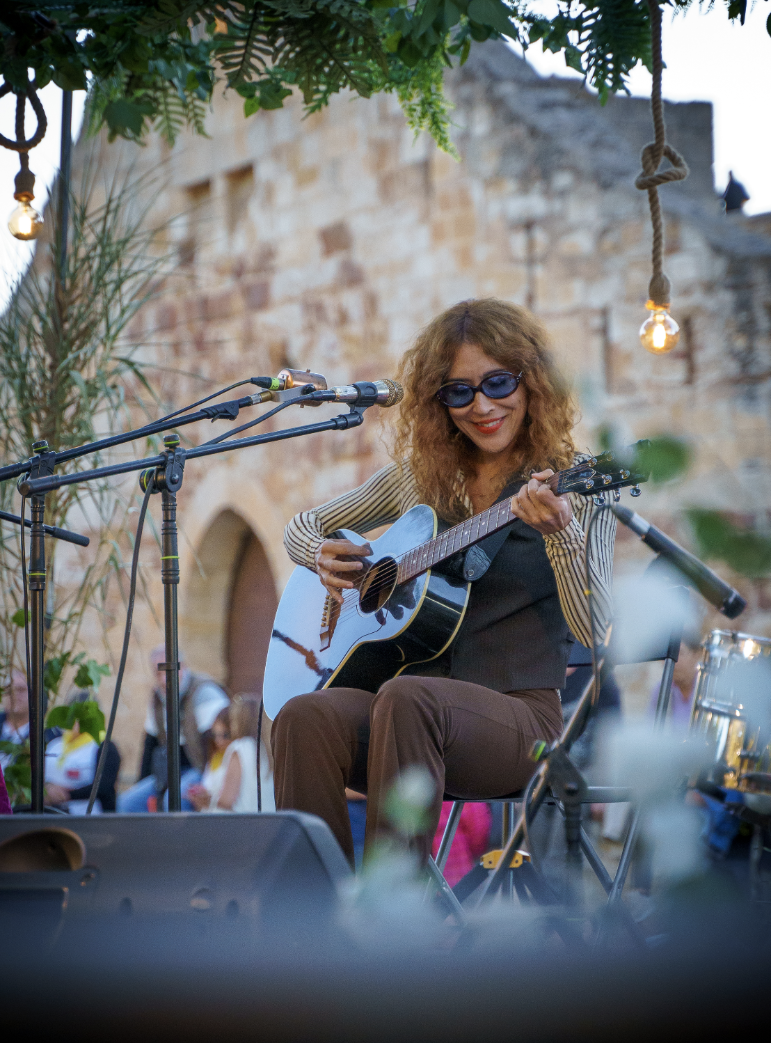Anni B Sweet cantando en la ventana market