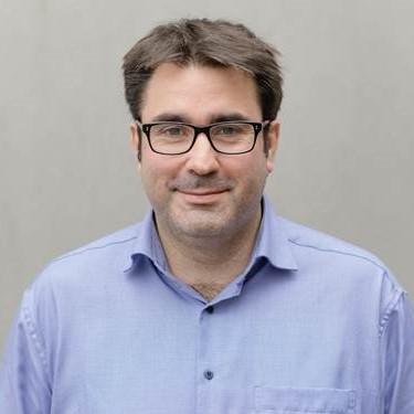 Online-Marketing-Agentur Münster: Professioneller Berater im blauen Hemd
