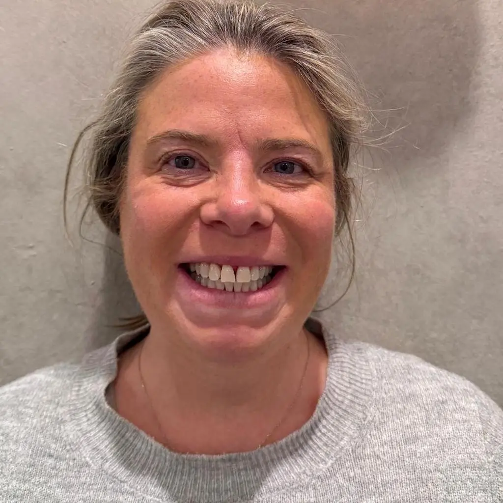 Headshot of Sarah who has reviewed high on smile