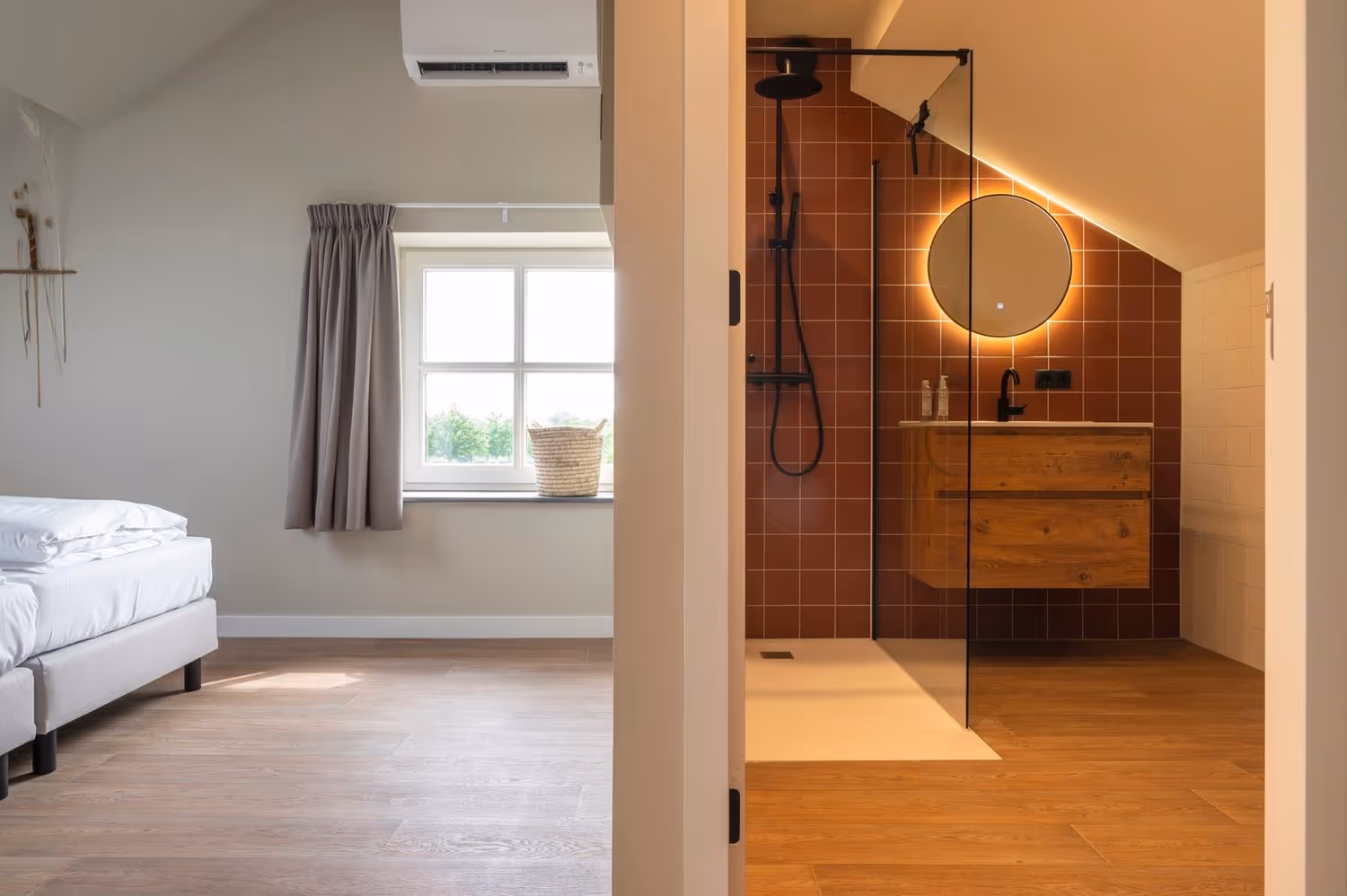 Gespleten beeld van links een slaapkamer en rechts een badkamer