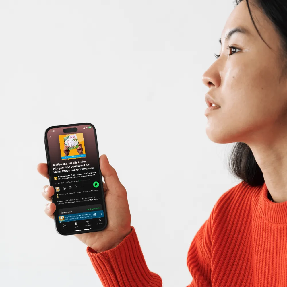 Eine Frau mit Handy und Spotify