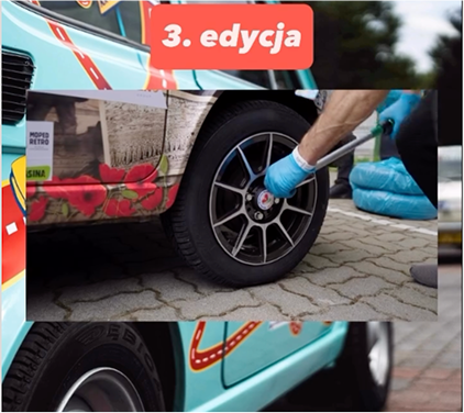 Mechanik wymieniający koło