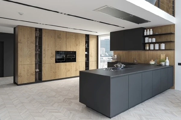 Elegante Einbauküche mit dunkler Kochinsel und matt schwarzen Fronten, kombiniert mit Hochschränken in Eichenoptik – moderne Linienführung, offenes Regaldesign und Stadtblick durch bodentiefe Fenster.