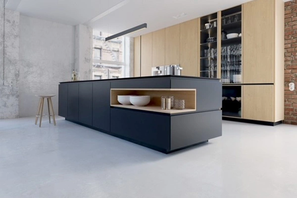 Moderne Designküche mit schwarzer Kochinsel, offenem Regal und raumhohen Holzfronten – Kombination aus Beton-, Backstein- und Glasflächen im urban-industriellen Stil.