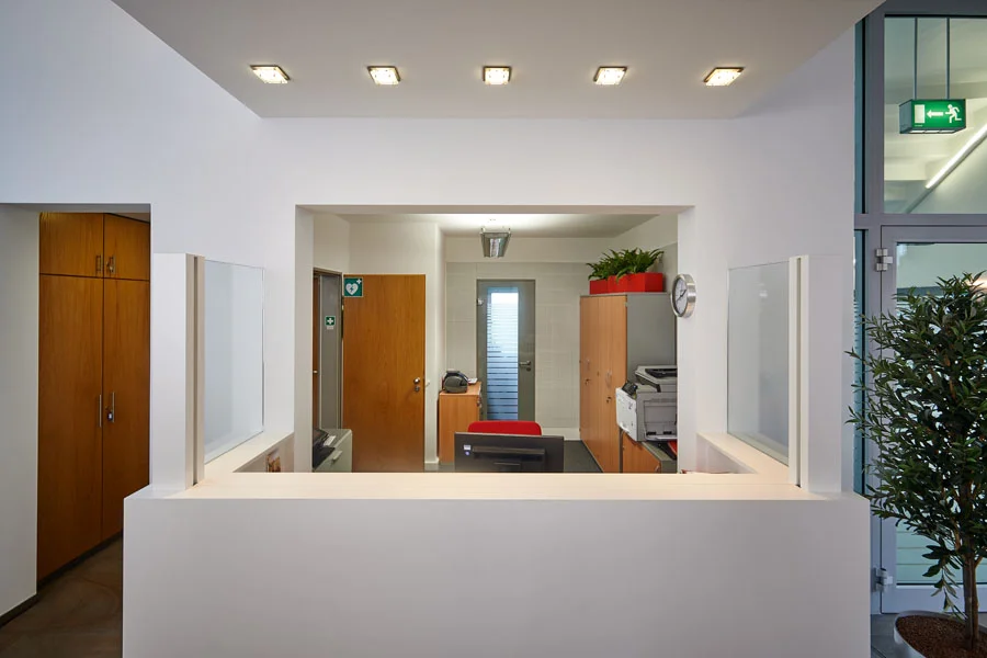 Blick durch die Rezeption im Abellio-Gebäude mit Schreibtisch, Büroschränken und heller Innenraumgestaltung.