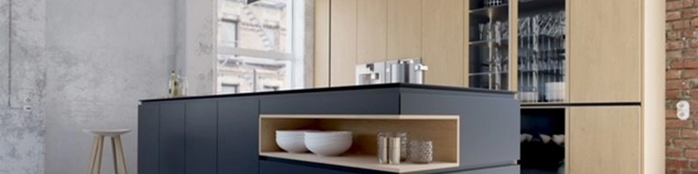 Moderne Designküche mit schwarzer Kochinsel, offenem Regal und raumhohen Holzfronten – Kombination aus Beton-, Backstein- und Glasflächen im urban-industriellen Stil.