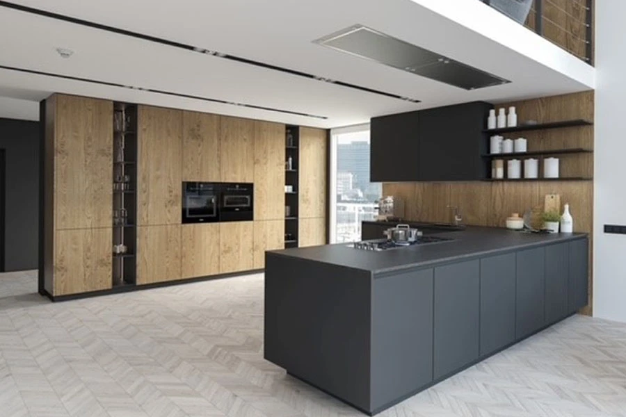 Moderne Küche mit schwarzer Kochinsel und Hochschränken in Holzoptik, offenes Regal und Stadtblick.