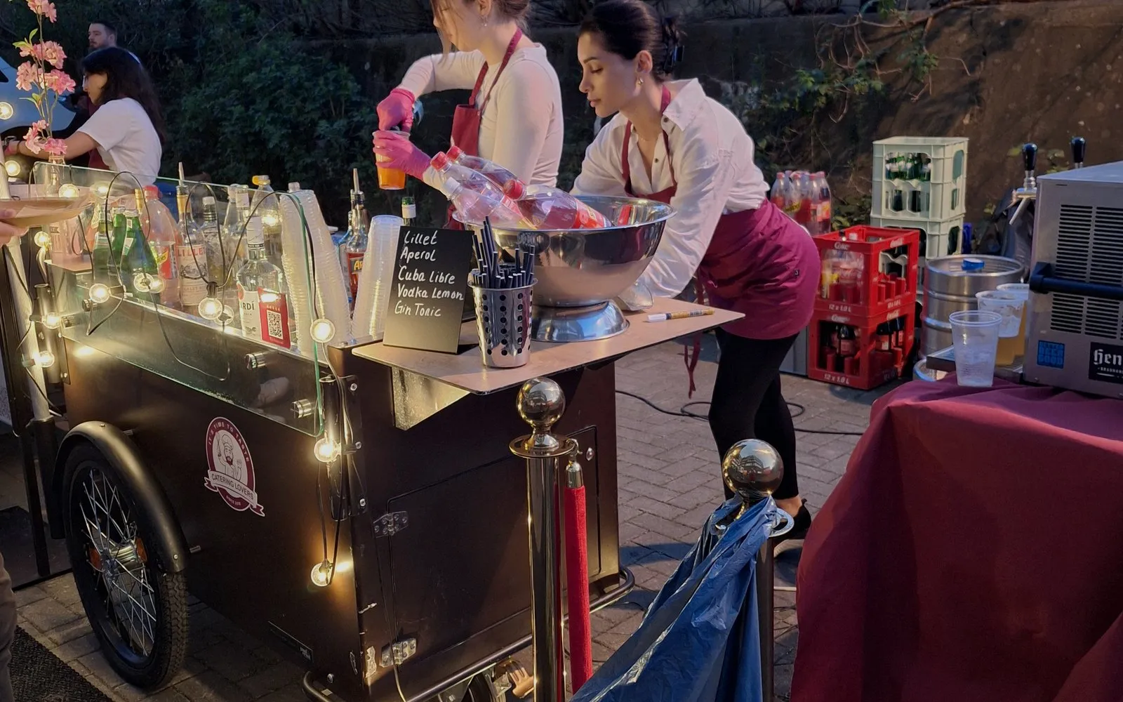 HappyBike Small: einzelne Station mit Lichterkette zur blauen Stunde