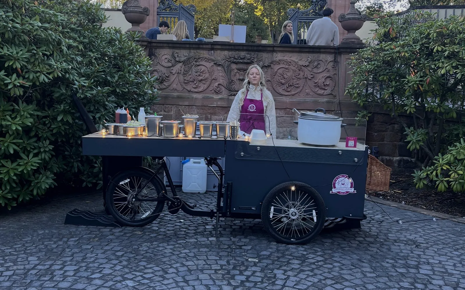 HappyBike Big: lange Station im Seitenprofil im Abendlicht