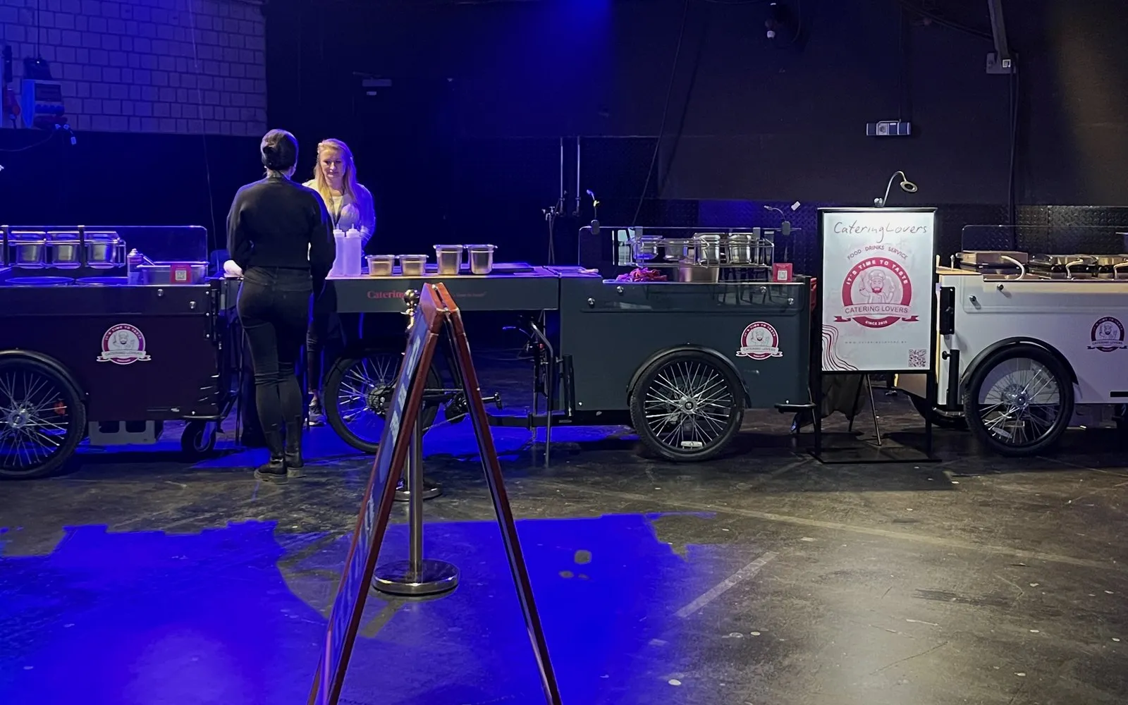 HappyBikes im Verbund: mehrere Stationen in einer Eventhalle