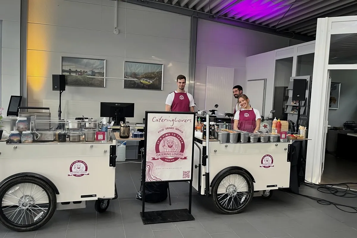 Messe- und Showroom-Einsatz: zwei HappyBike-Stationen mit Aufsteller und Crew