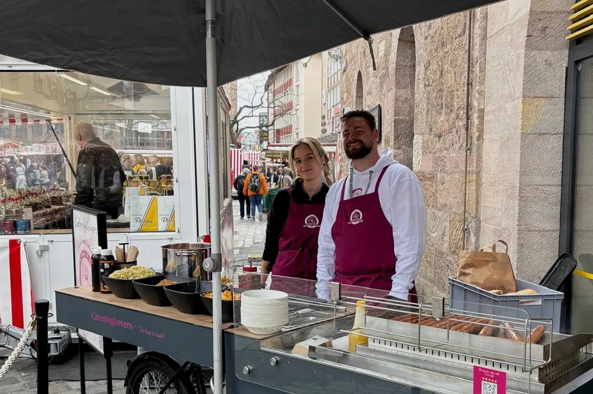 Roadshow: HappyBike-Station in der Fußgängerzone, frische Bowl in der Hand
