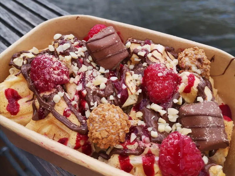 Waffelbox mit Himbeeren, Schokolade und Krokant
