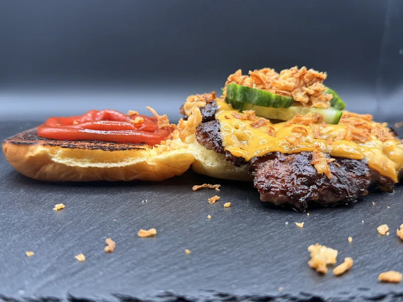 Frisch gebratener Smashburger mit Röstzwiebeln
