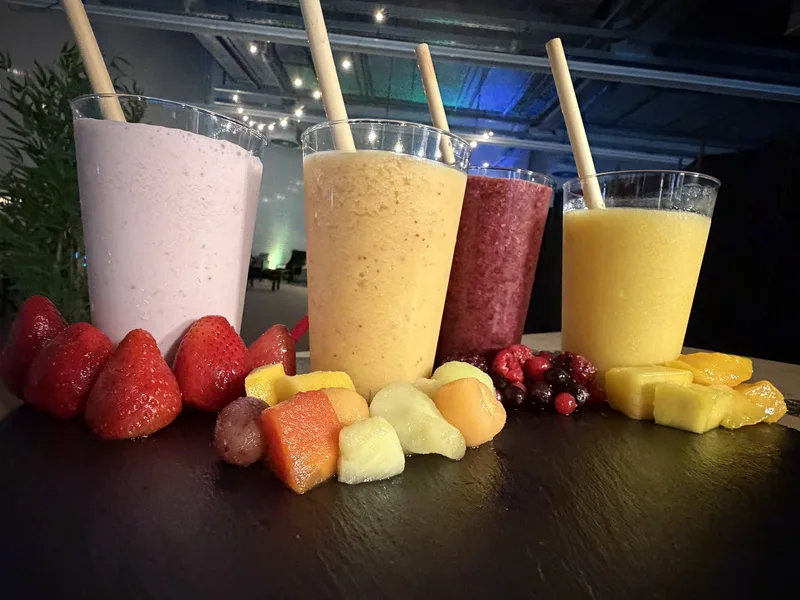 Vier frische Frucht-Smoothies mit Erdbeeren