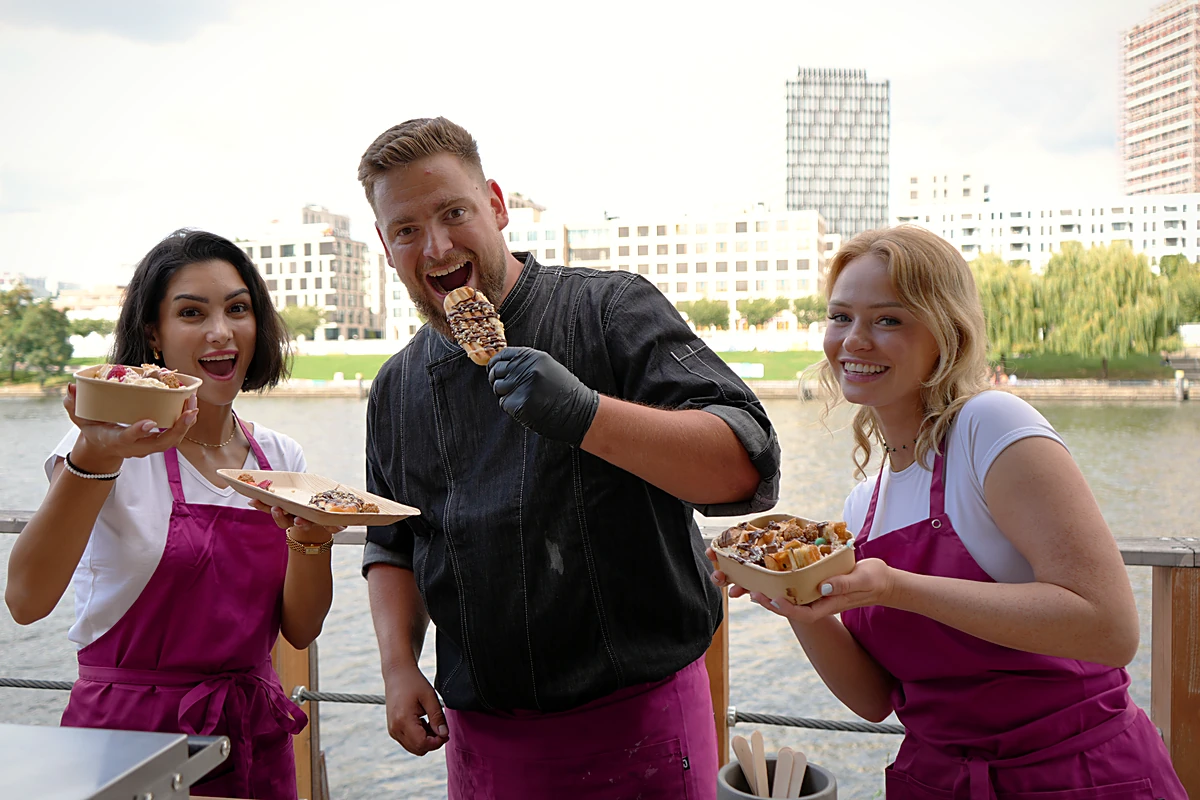 Drei CateringLovers an der Spree mit frisch belegten Waffelboxen und Bowls
