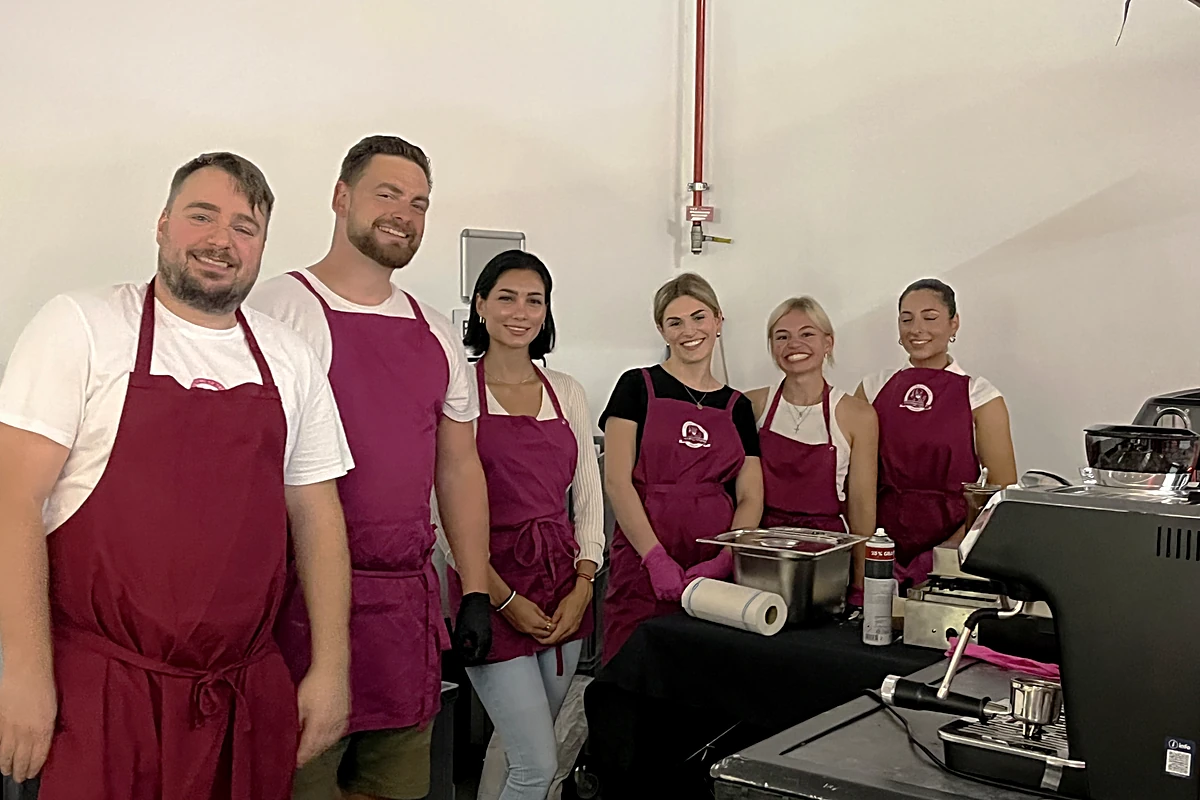 Sechs CateringLovers an der Kaffeestation