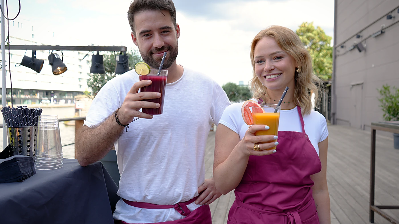Zwei CateringLovers mit frisch gemixten Drinks an der Spree