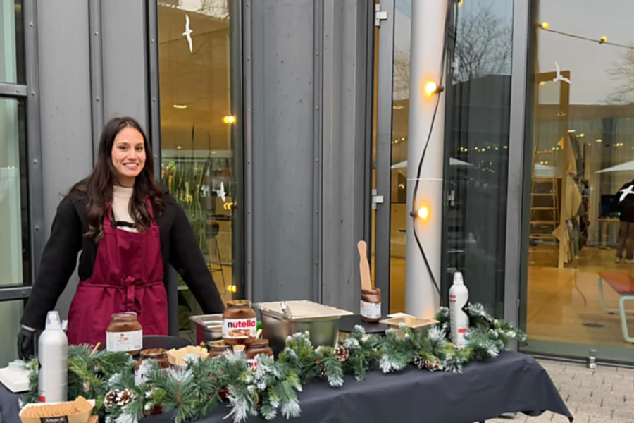 Live-Cooking-Station von CateringLovers vor der Glasfassade eines Firmencampus im Rhein-Main-Gebiet