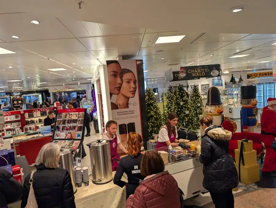 Gäste an der Waffel-Station in der Galeria Weihnachtswelt