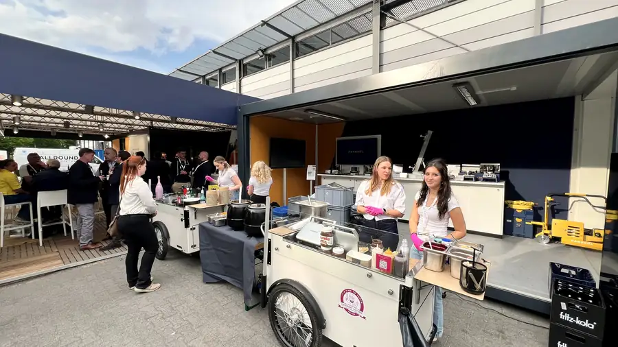 Crew in weißen Shirts und pinken Schürzen an zwei HappyBikes