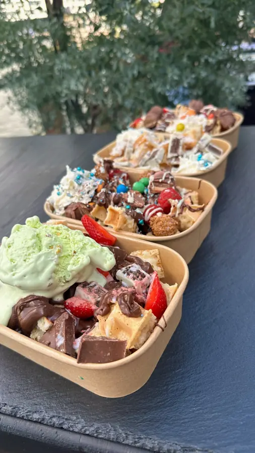 Dessert-Waffel-Bowls mit Eiskugeln und Erdbeeren
