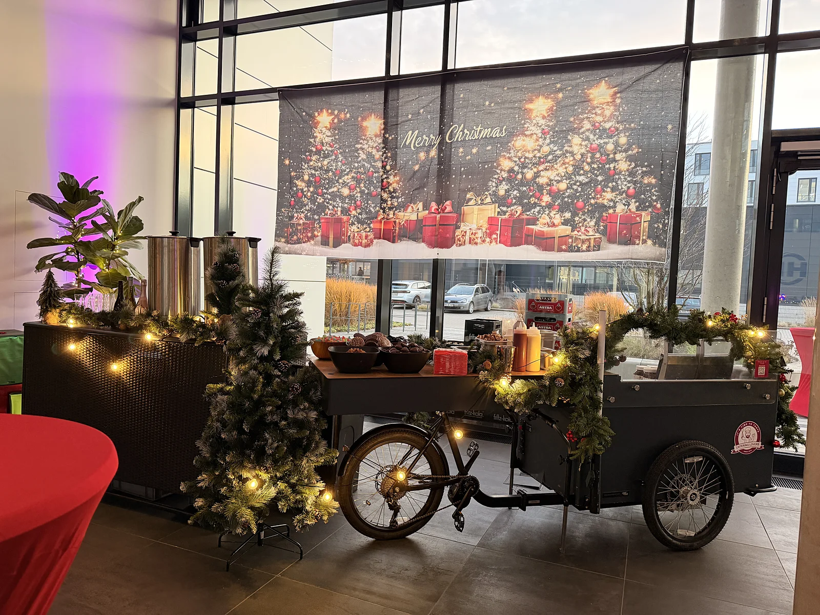HappyBikes mit Weihnachtsdeko und Tannenbäumen vor festlicher Kulisse