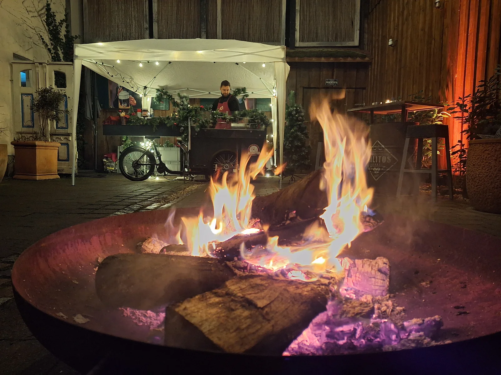 Feuerschale am Abend einer Winterfeier im Freien