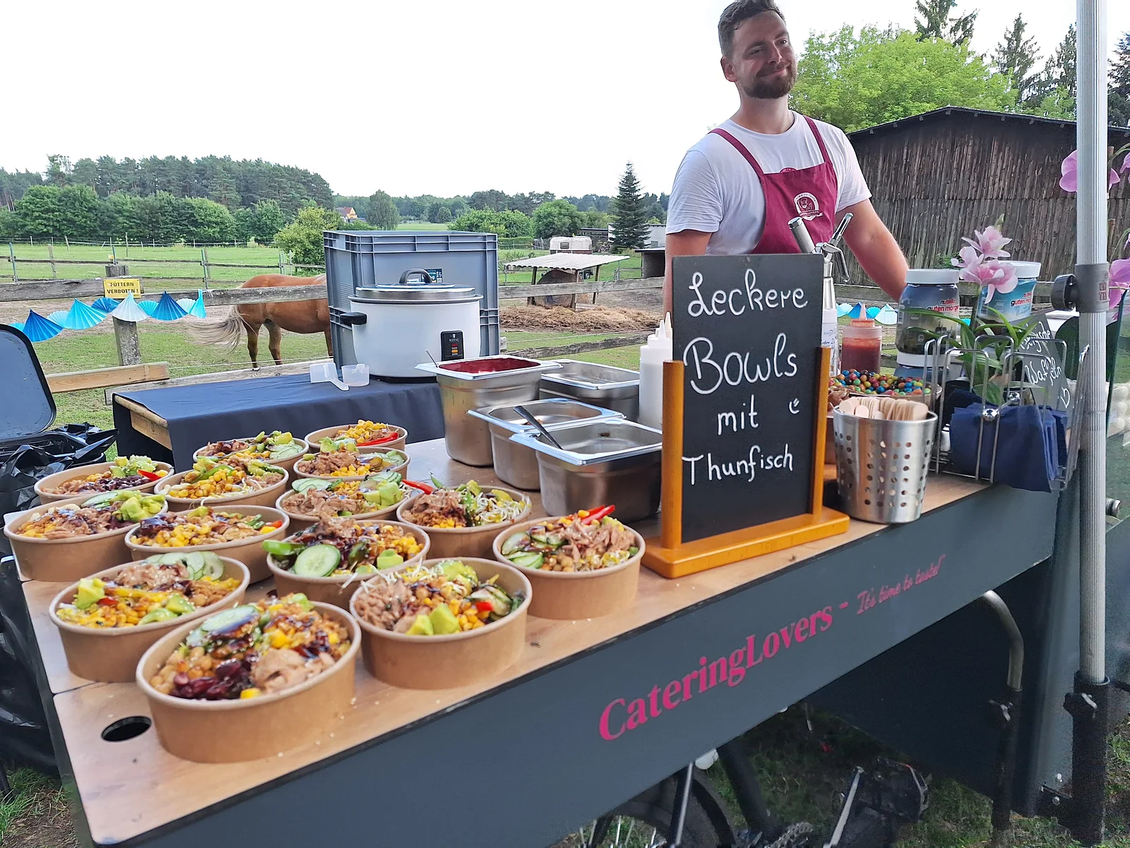 Frisch angerichtete Bowls am HappyBike unter freiem Himmel